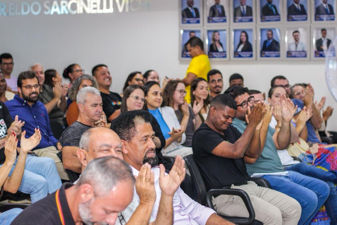 NOTÍCIA: Câmara Municipal de Linhares realiza homenagem ao Dia do Servidor Público