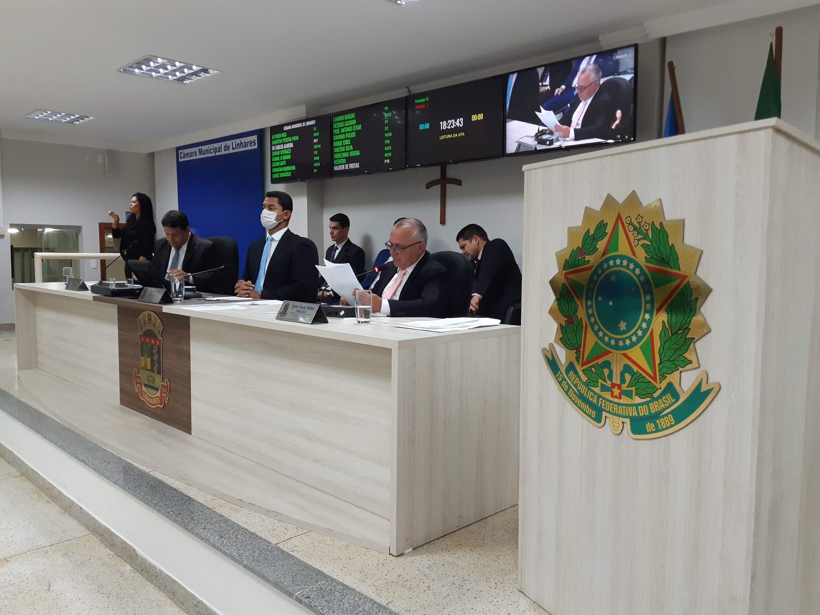 Notícia Surdos poderão levar intérpretes de Libras em consultas médicas