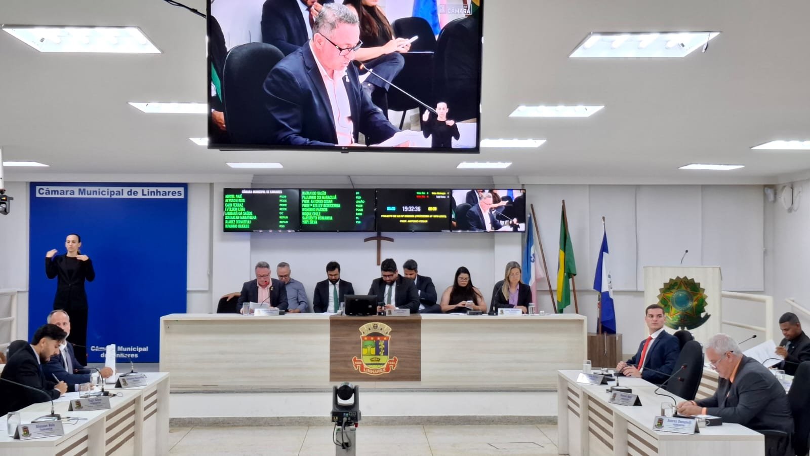 NOTÍCIA: Câmara de Linhares aprova projeto que garante licença-maternidade e paternidade a parlamentares