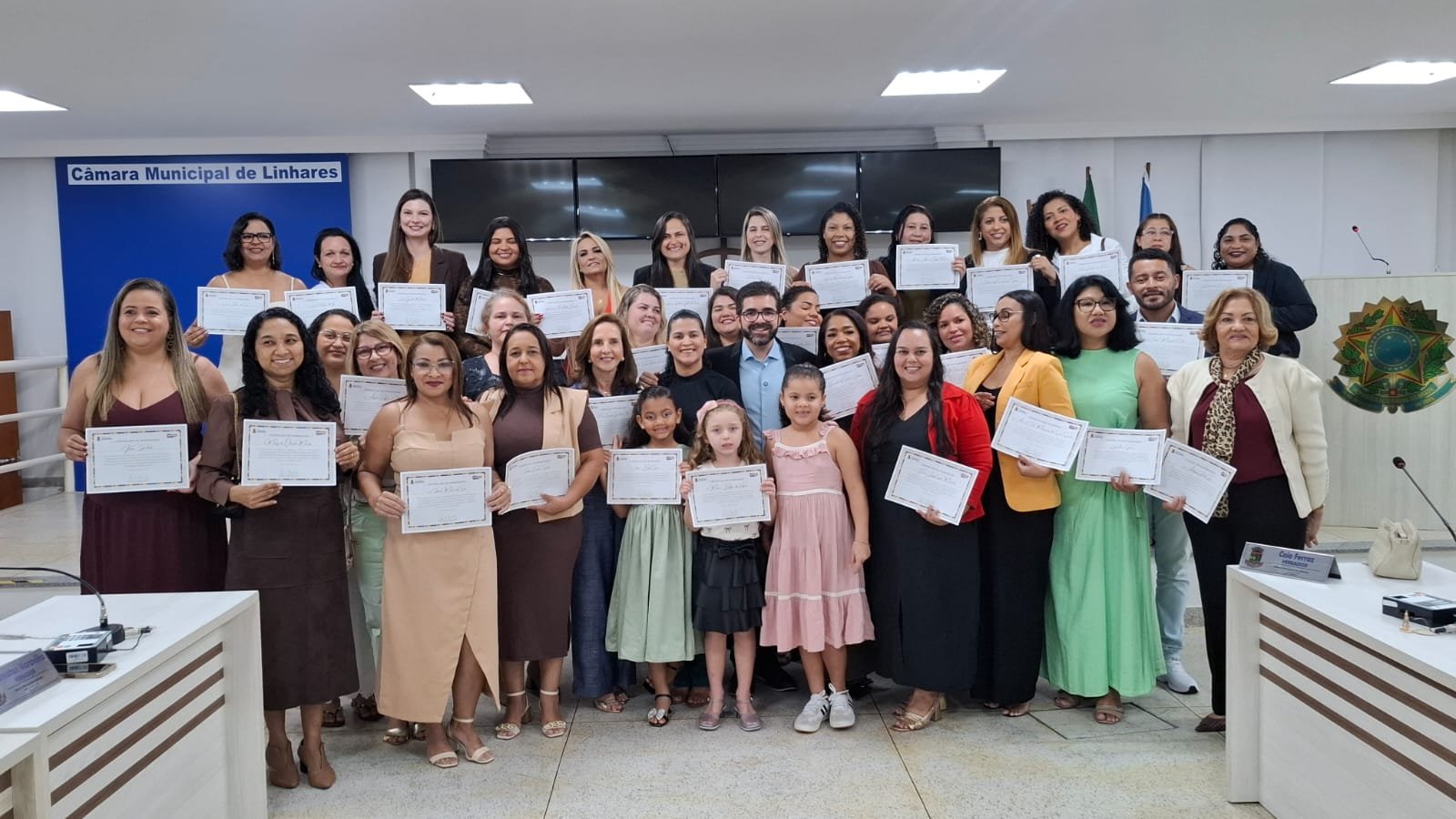 NOTÍCIA: Câmara de Linhares realiza solenidade em homenagem aos Assistentes Sociais